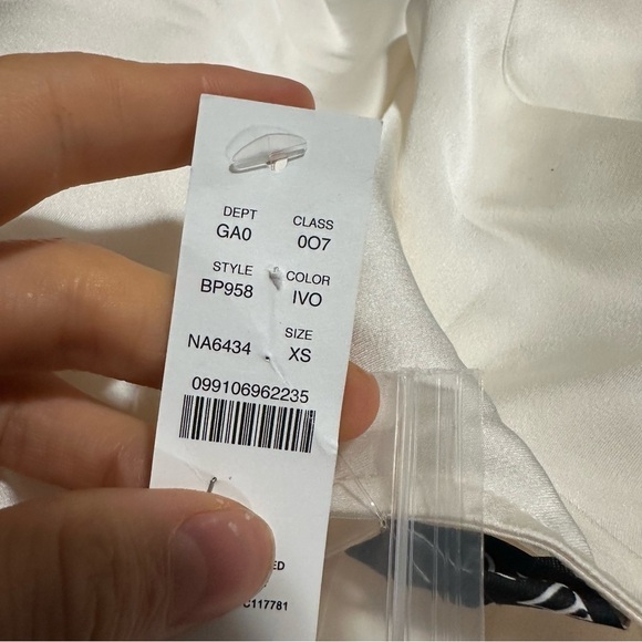 J crew ivory Short-sleeve button-back top in everyday crepe - Picture 4 of 4